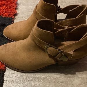 Buckles heel boot